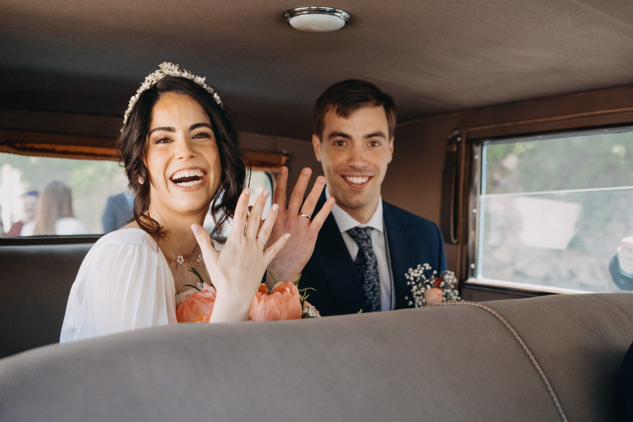 Novios enseñado anillos