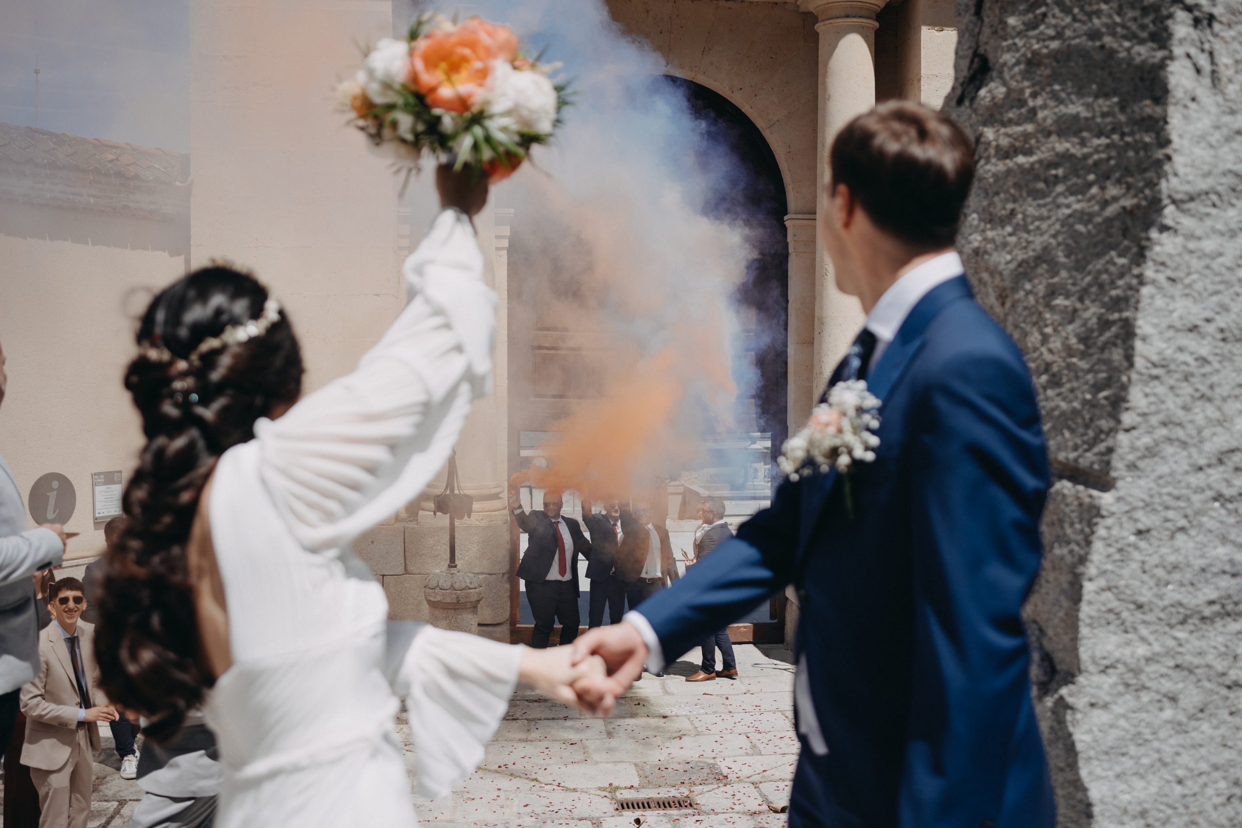 novios_de_espalda_viendo_a_sus_invitados