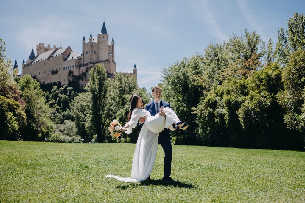 novio_carga_a_novia_fondo_castillo